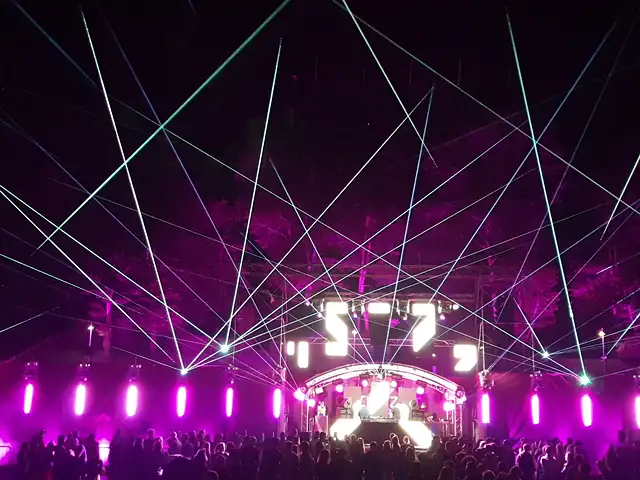 Festival · Open-Air-Gelände bei Nacht